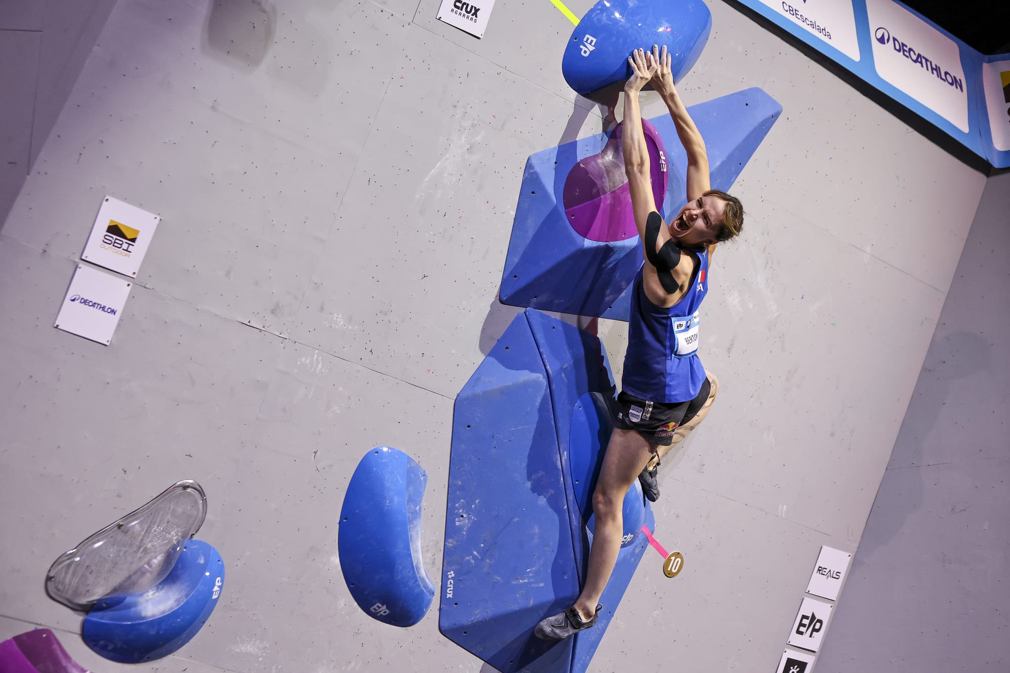 Oriane Bertone matching the top hold of the last boulder in the women's final